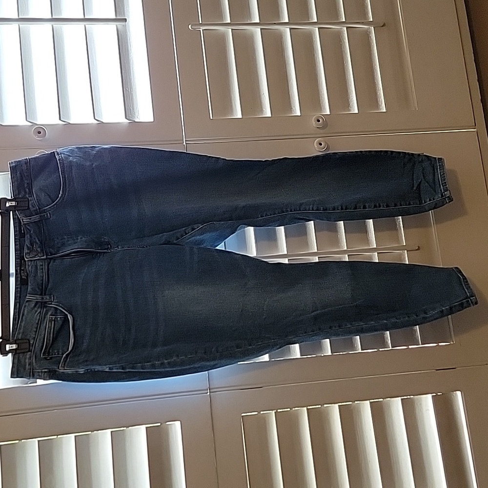 Judy Blue mid rise skinny fit jeans.
